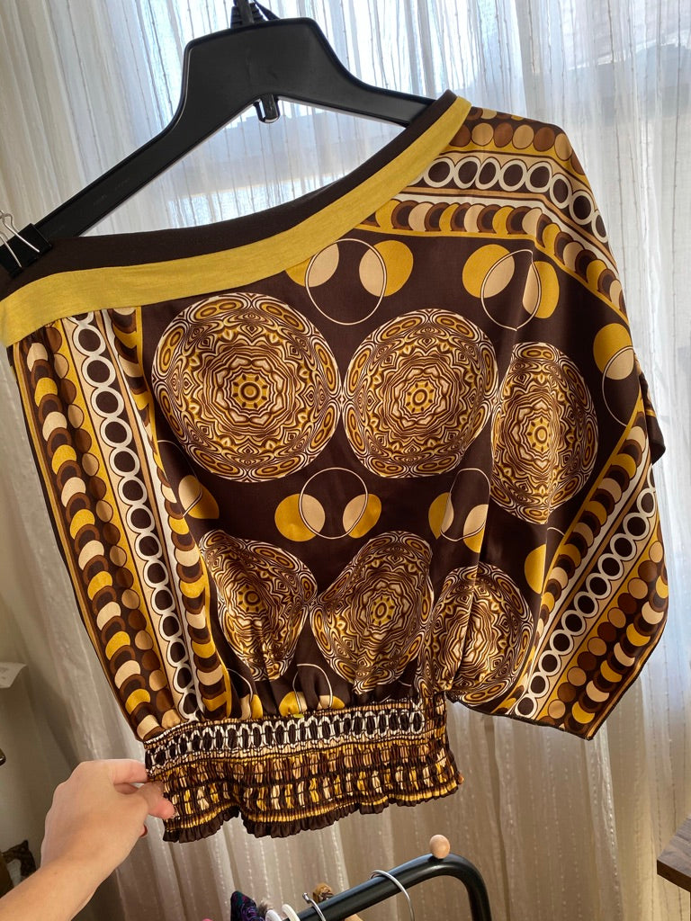 One-shoulder abstract design top