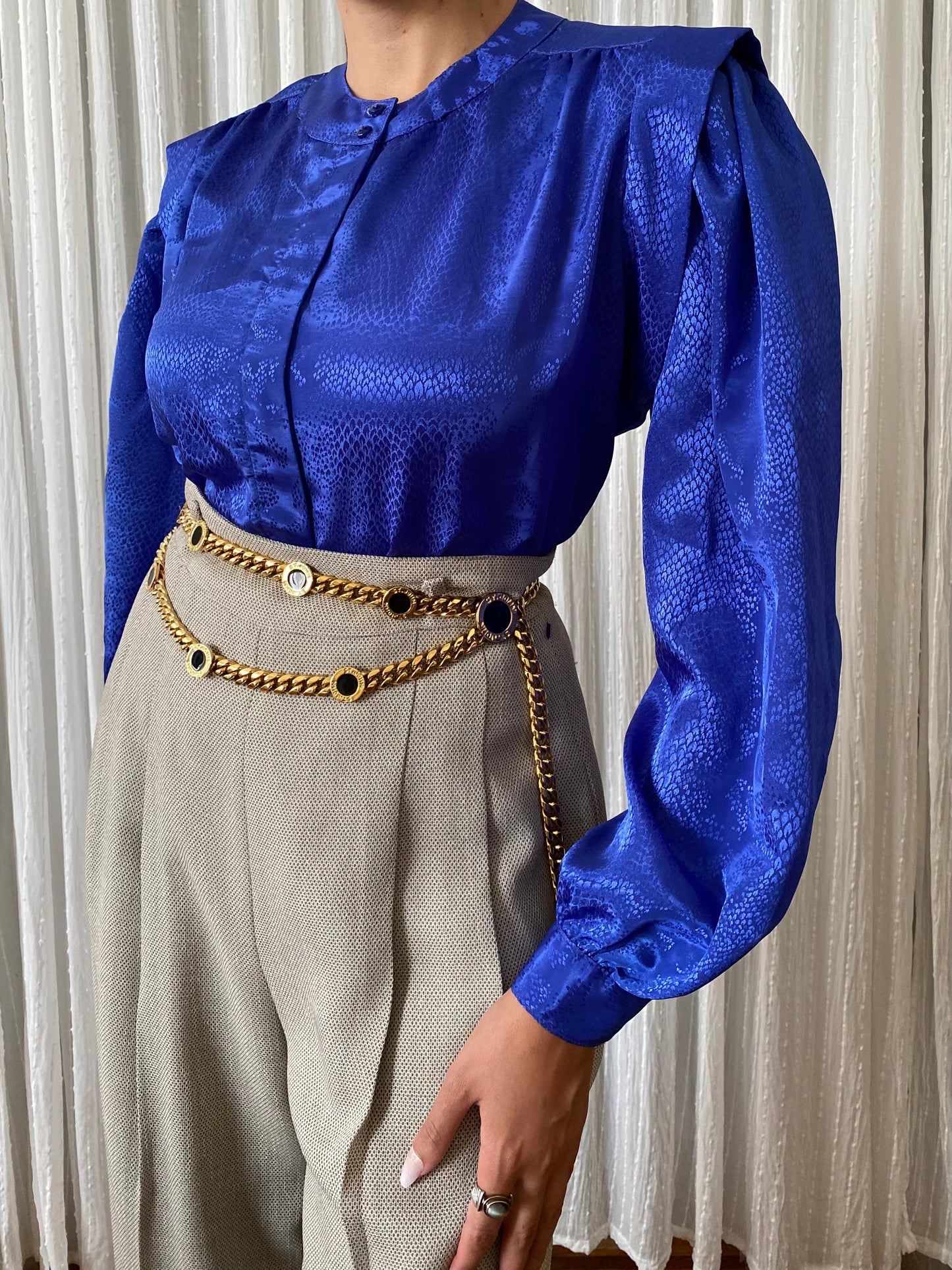 Long sleeve with raised shoulders blouse
