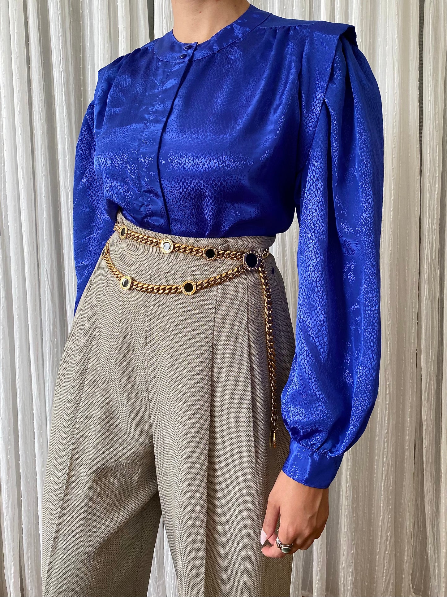 Long sleeve with raised shoulders blouse