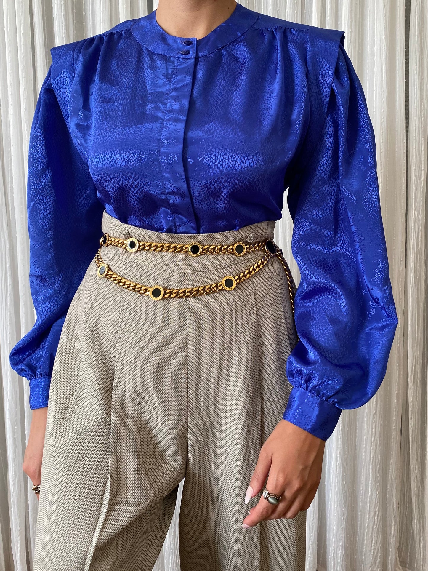 Long sleeve with raised shoulders blouse