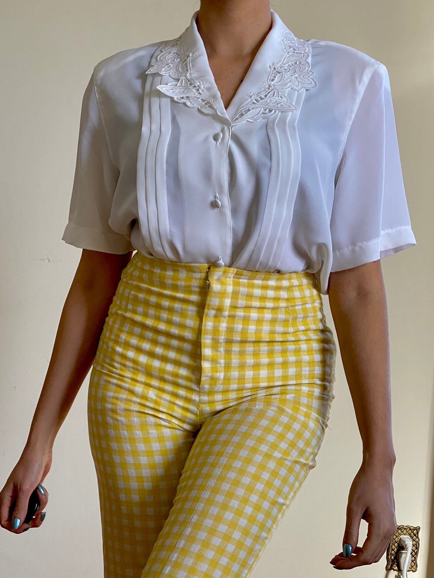90's WHITE FLORAL EMBROIDERED SHORT SLEEVE BLOUSE (M)