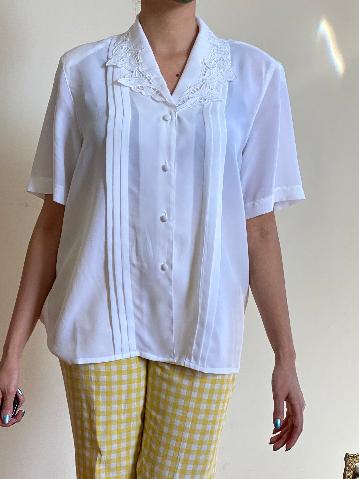 90's WHITE FLORAL EMBROIDERED SHORT SLEEVE BLOUSE (M)