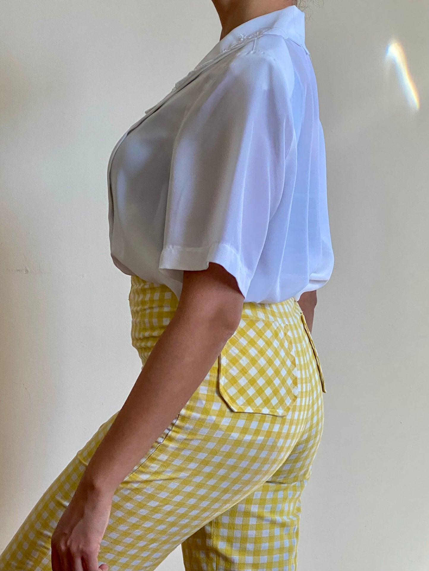 90's WHITE FLORAL EMBROIDERED SHORT SLEEVE BLOUSE (M)