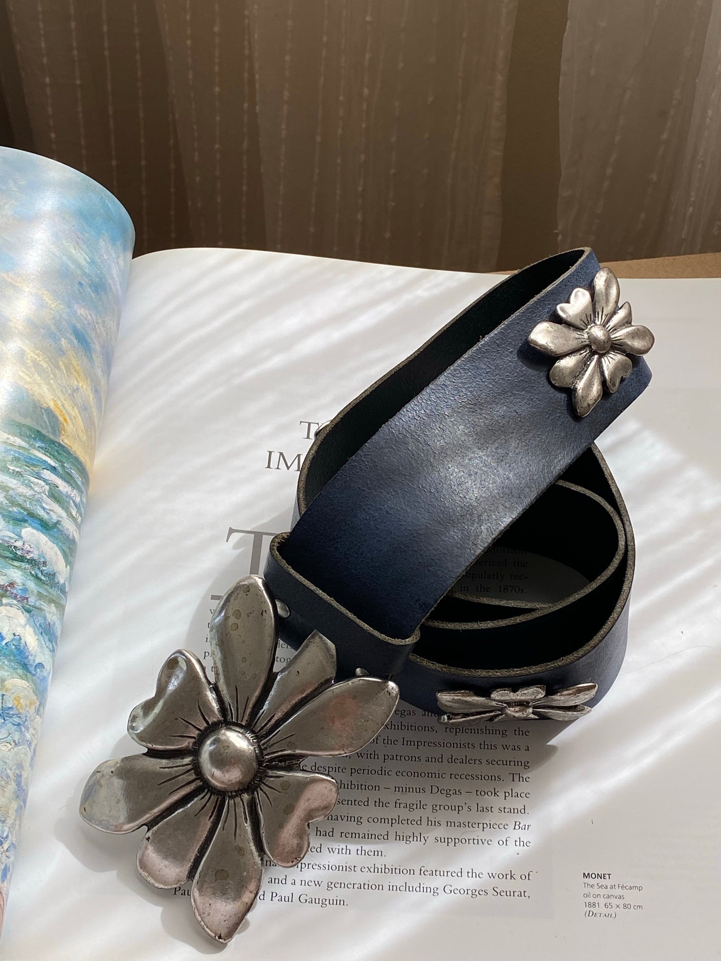 90's Flower Metal Buckle Leather Belt (M-L)