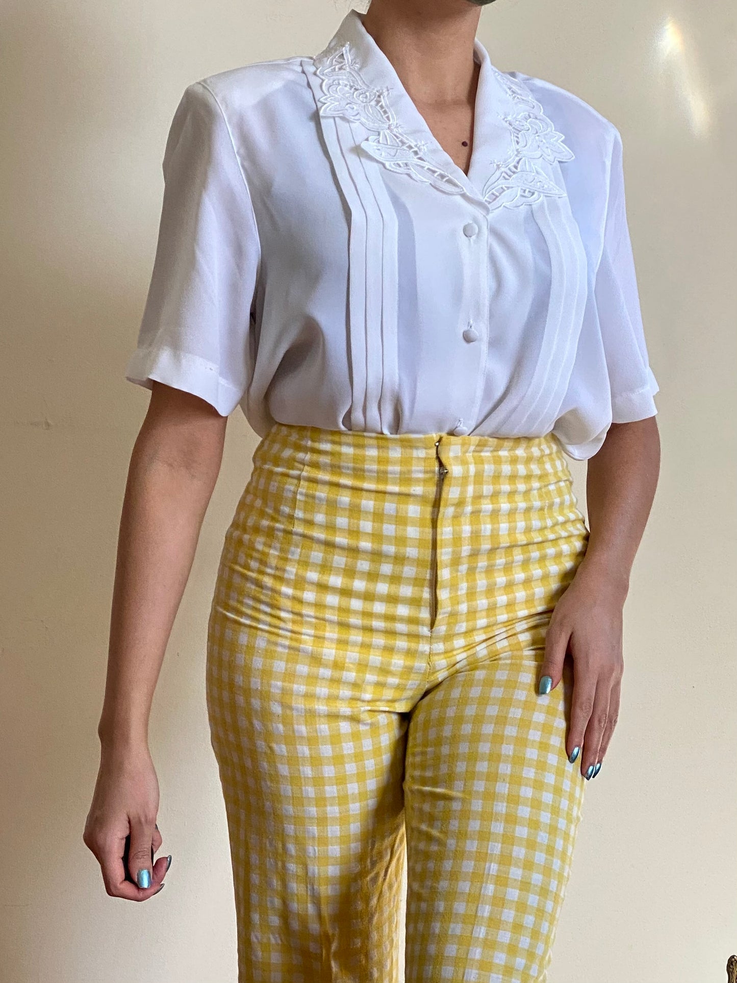 90's WHITE FLORAL EMBROIDERED SHORT SLEEVE BLOUSE (M)