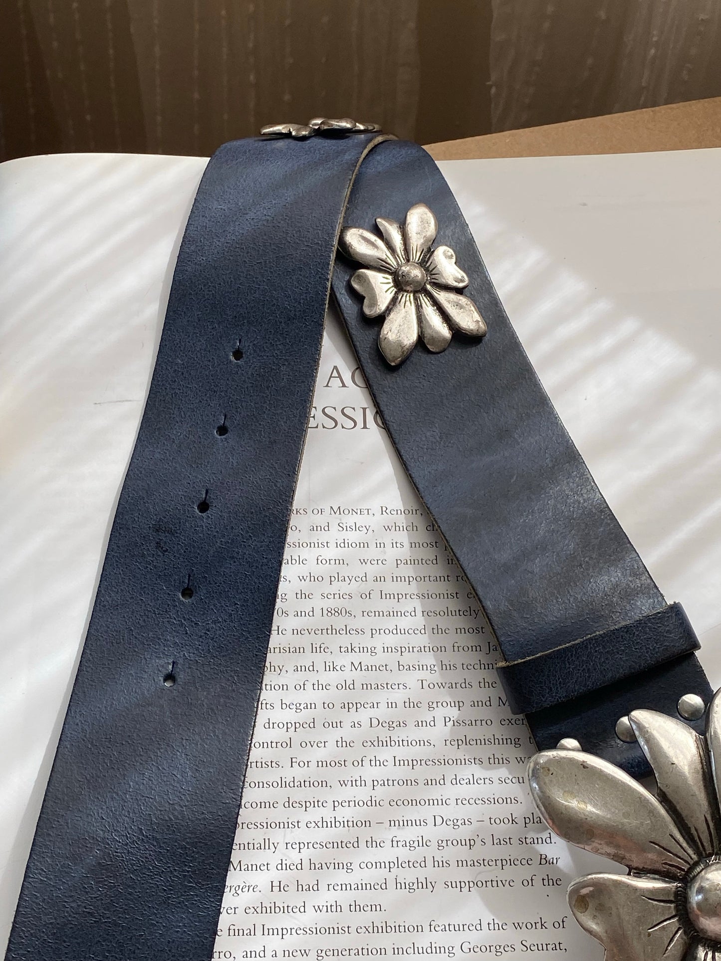 90's Flower Metal Buckle Leather Belt (M-L)