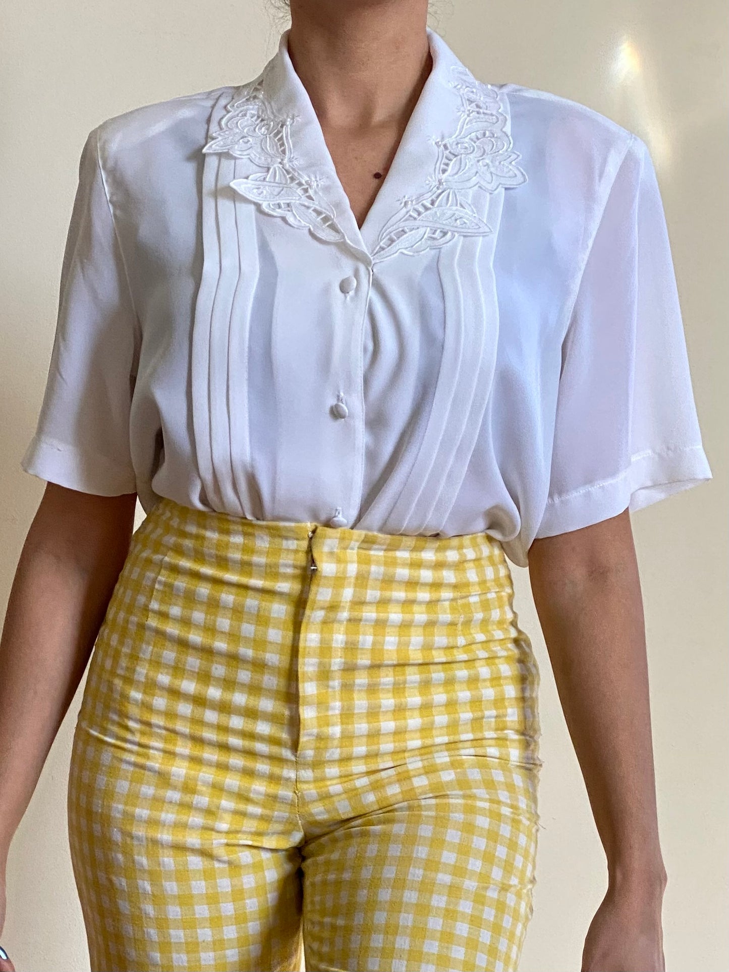 90's WHITE FLORAL EMBROIDERED SHORT SLEEVE BLOUSE (M)